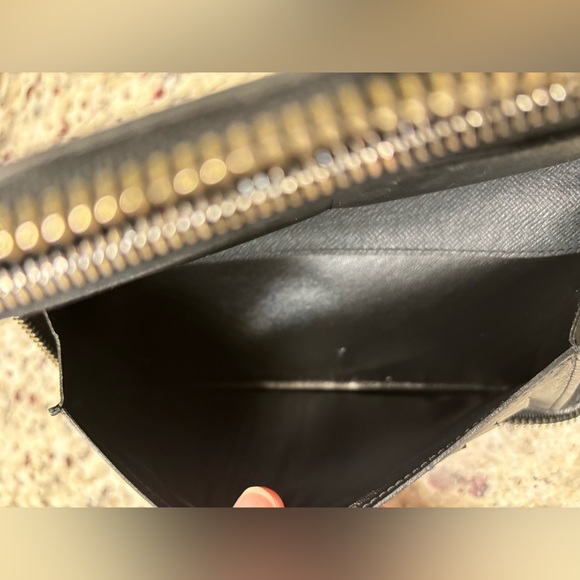 LOUIS VUITTON Authentic
Black Taiga Leather Zippy Vertical Wallet - Picture 8 of 12